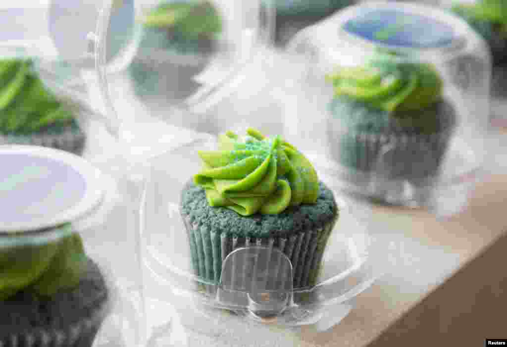 Seattle Seahawks-themed marijuana cupcakes are displayed at the Queen Anne Cannabis Club in Seattle, Washington, USA, Jan. 28, 2014.