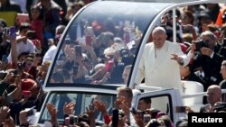 សម្តេចប៉ាប ហ្វ្រង់ស៊ីស​ បាន​លើក​ដៃ​ស្វាគមន៍​ដល់​មនុស្ស​រាប់ម៉ឺន​នាក់​ដែល​បាន​ជួប​ទទួល​ព្រះអង្គ​នៅទីលាន Zocalo ក្នុង​ទីក្រុង Mexico City កាលពីថ្ងៃទី១៣ ខែ​កុម្ភៈ ឆ្នាំ២០១៦។