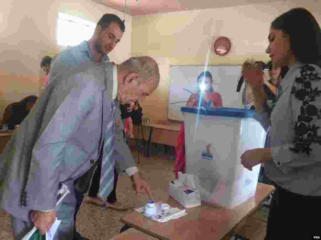 Iraqi Kurdish families photograph each other voting in a referendum for independence that Baghdad has vowed to prevent being implemented, in Irbil, Iraqi Kurdistan, Sept. 25, 2017. (H. Murdock/VOA)