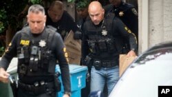 ប៉ូលិស​ប្រមូល​ភស្តុតាង​ចេញ​ពី​ផ្ទះ​របស់​ខ្មាន់​កាំភ្លើង​ដែល​វាយប្រហារ​ពិធីម្ហូបអាហារ​ក្នុង​ក្រុង Gilroy កាលពី​ថ្ងៃទី២៩ ខែកក្កដា​ ឆ្នាំ២០១៩។