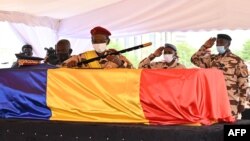 Militer Chad memberikan penghormatan kepada mendiang Presiden Idriss Deby Itno, dalam acara pemakaman kenegaraan di N'Djamena, Jumat (23/4). 