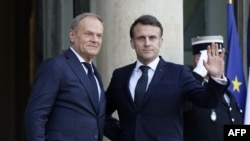 Perdana Menteri Polandia Donald Tusk (kiri) dan Presiden Prancis Emmanuel Macron di Paris, hari Senin (17/2). 