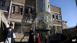 ជនជាតិ​អាហ្វហ្គាន​ប្រមូល​ផ្តុំ​គ្នានៅ​ខាង​មុខ​មជ្ឈមណ្ឌល​វប្បធម៌​ Shiite ទីក្រុង​កាប៊ុល ប្រទេស​អាហ្វហ្គានីស្ថាន​កាលពី​ថ្ងៃទី​២៨ ធ្នូ ២០១៧។