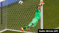 Golman Kostarike Kejlor Navas bezuspešno pokušava da zaustavi šut Aleksandra Kolarova (Foto: AP/Vadim Ghirda)