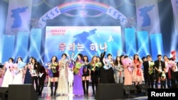 3일 평양 류경정주영체육관에서 열린 남북합동공연 ‘우리는 하나’에서 남북 가수들이 ‘우리의 소원은 통일’을 부른 후 관객들에게 인사하고 있다. 