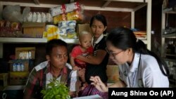 เจ้าหน้าที่สำรวจสำมะโนครัวของรัฐบาทหารเมียนมาออกสอบถามข้อมูลประชาชนในกรุงเนปิดอว์ เมื่อ 1 ต.ค. 2567