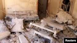 Bagian dari ruangan rumah sakit di Aleppo, Suriah hancur akibat serangan bom Sabtu (1/10). 