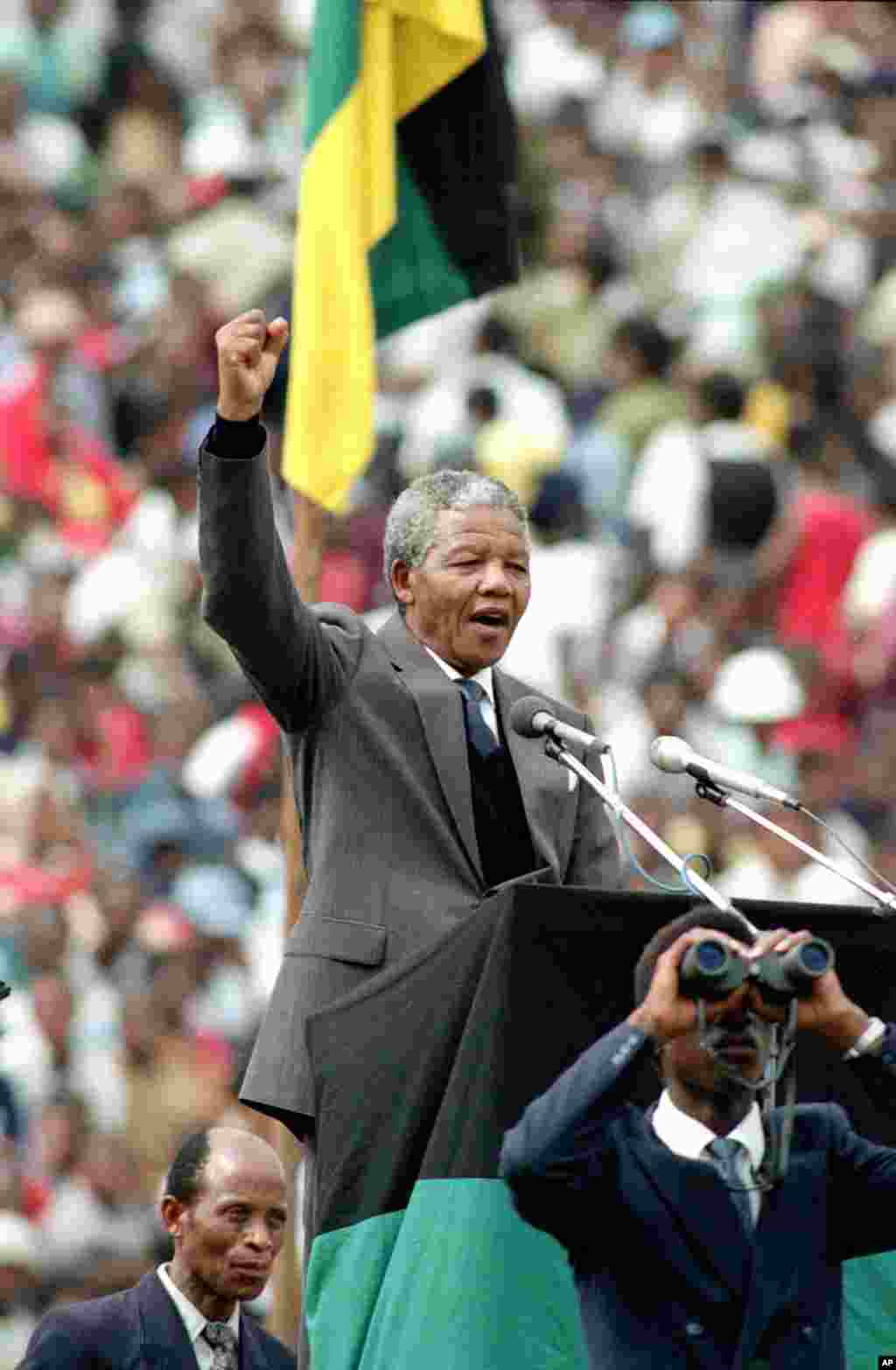 Pemimpin ANC dan simbol perlawanan anti apartheid, Nelson Mandela, saat berpidato di hadapan 120.000 pendukung ANC di stadion sepakbola &#39;Soccer City&#39; di Soweto, dekat Johannesburg, Afrika Selatan, 13 Februari 1990.