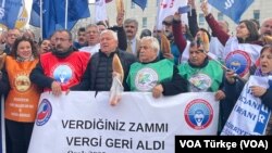 Ankara’da “Genel grev, genel direniş”, “Birleşe birleşe kazanacağız” sloganlarıyla Çalışma ve Sosyal Güvenlik Bakanlığı önüne yürüyen KESK üyeleri burada basın açıklaması yaptı.