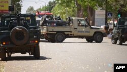 Des véhicules de la gendarmerie burkinabè bloquent une rue à Ouagadougou le 2 mars 2018,.