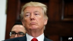 美国总统川普在白宫罗斯福厅参加有关签署医改政令的会议。（2017年10月12日）