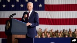 Според Ројтерс/Ипсос, 40 отсто од испитаниците минатиот месец рекле дека ја одобруваат неговата работа откако ја презеде функцијата во јануари 2021 година