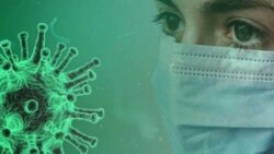 ILUSTRACIJA - Osoba sa maskom i trodimenzionalni model koronavirus (Foto: VOA)