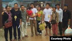 File: សកម្ម​ជន​បីនាក់​នៃ​ចលនា​មាតា​ធម្មជាតិ​​​ និង​ក្រុម​គ្រួសារ​របស់​ពួក​គេ​ ឈរនៅមុខ​ពន្ធនាគារ​ខេត្តកោះកុង​ នៅថ្ងៃ​ទី​ ១​ ខែកក្កដា​ ឆ្នាំ​ ២០១៦។​ (ផ្តល់ជូន​ដោយ ​Licadho) 