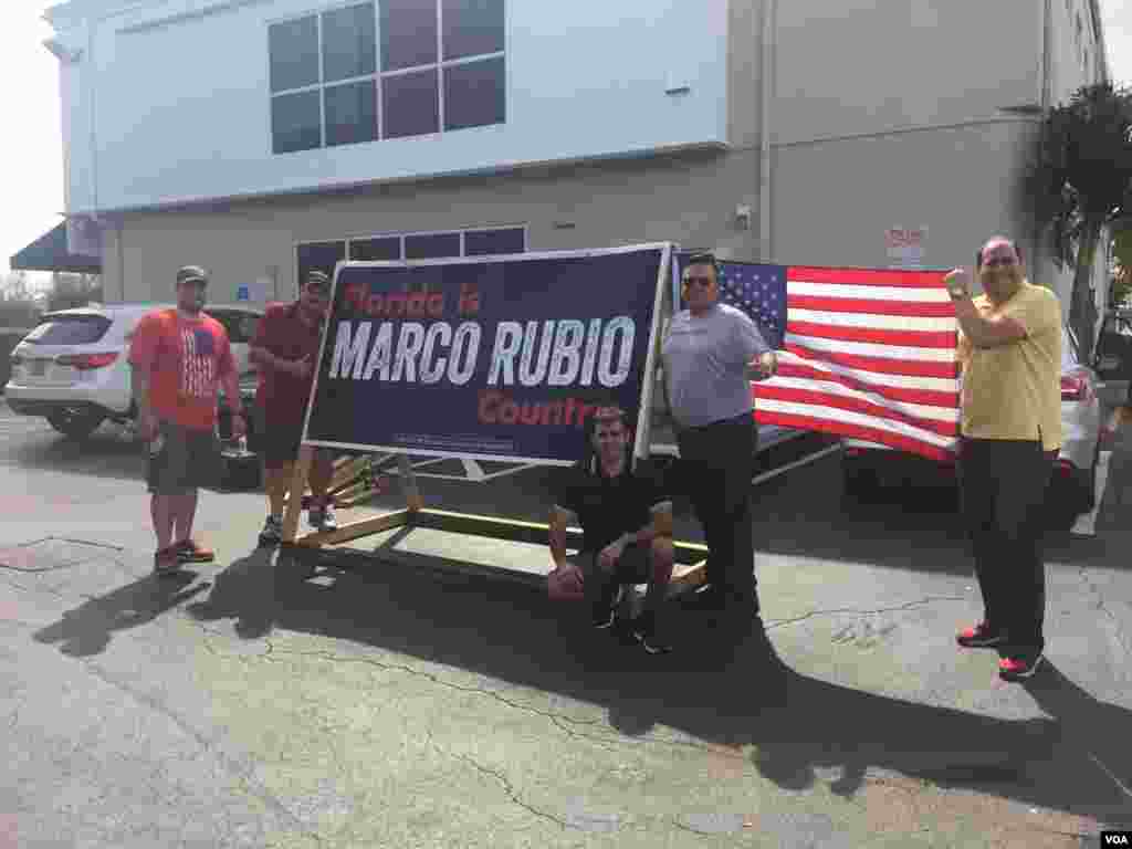 A group in Miami that supports Republican presidential candidate Marco Rubio built this signal to promote their candidate March 14, 2016, ahead of Tuesday's primary. (C. Mendoza/VOA)