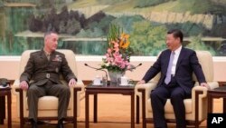 ប្រធាន​នាយសេនាធិការ​ចម្រុះ​អាមេរិក​ Joseph Dunford ជជែក​ជាមួយ​ប្រធានាធិបតី​ Xi Jinping ក្នុង​ការប្រជុំ​នៅ សាល​​ Great Hall ក្នុង​ទីក្រុង​ប៉េកាំង​កាល​ពី​ថ្ងៃទី​១៧ សីហា ២០១៧។