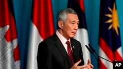 Perdana Menteri Singapura Lee Hsien Loong dalam konferensi pers menandai berakhirnya KTT ke-32 ASEAN, 28 April 2018, di Singapura.
