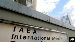 Pintu masuk kantor Badan Energi Atom PBB (IAEA), di Wina, Austria, Rabu, 10 Juli 2019. (Foto AP / Ronald Zak)