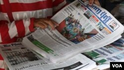 A newsstand, along a street in Siem Reap province, sells The Phnom Penh Post newspapers in both English and Khmer languages, Siem Reap, Cambodia, Thursday, May 10, 2018. (Sun Narin/VOA Khmer) 