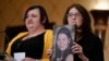 Mary D'Avino (kanan) menunjukkan foto anaknya Rachel D'Avino, yang tewas tertembak dalam tragedi penembakan di Sekolah Dasar Sandy Hook di Newtown, dalam konferensi pers di Trumbull, Connecticut, pada 15 Februari 2022. (Foto: AP/Seth Wenig)