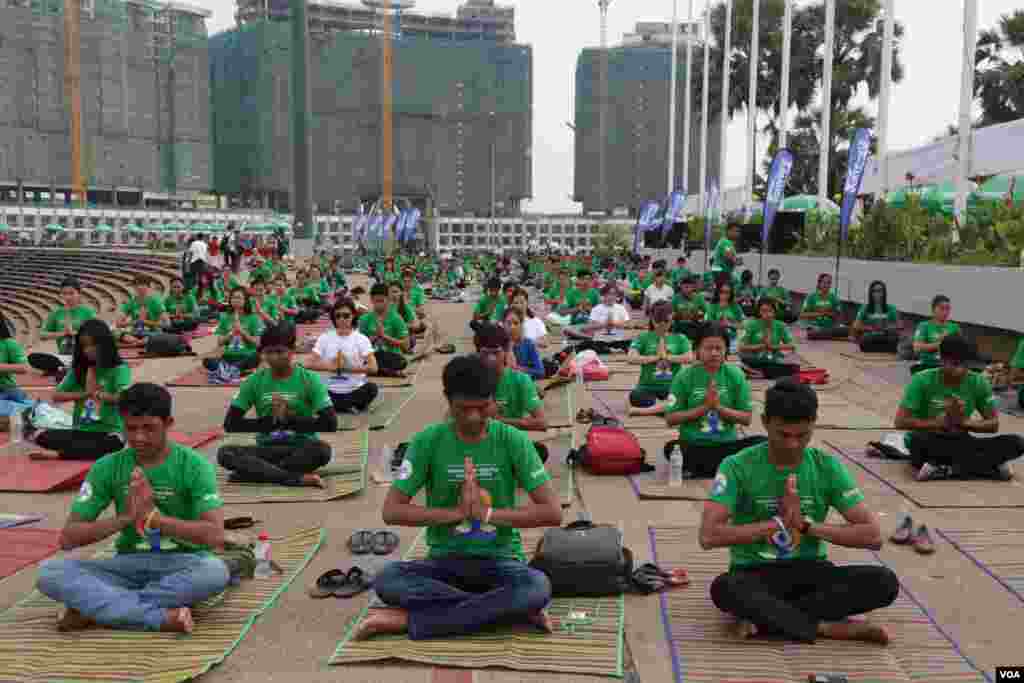 ប្រជាពលរដ្ឋប្រមាណជាង១០០០នាក់ប្រមូលផ្ដុំគ្នានៅពហុកីឡាដ្ឋានអូឡាំពិកនៃ រាជធានីភ្នំពេញនៅថ្ងៃអាទិត្យ ទី១៩ ខែមិថុនា ឆ្នាំ២០១៦ ដើម្បីប្រារព្ធទិវាយោគៈអន្តរជាតិក្នុងគោលបំណងរក្សាសុខភាពឲ្យបានប្រសើរជាងមុន។មនុស្សទូទាំងពិភពលោកនាំគ្នាហាត់យោគៈដើម្បីរក្សាសុខភាពឲ្យបានល្អ និងដើម្បីឲ្យតម្លៃប្រពៃណីឥណ្ឌាបុរាណ។(ឡេង ឡែន/VOA)