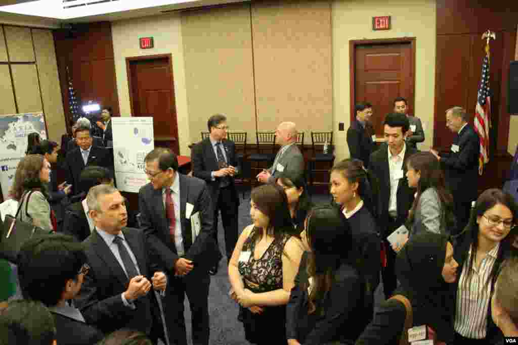  ទិដ្ឋភាពទូទៅក្នុង​កម្មវិធី​ខួប​ ៤០ ឆ្នាំ​នៃ​ភាព​ជា​ដៃ​គូ​រវាង​សហរដ្ឋអាមេរិក និង​សមាគម​ប្រជាជាតិ​អាស៊ី​អាគ្នេយ៍ នៅ​មណ្ឌល​បដិសណ្ឋារកិច្ច​ក្នុង​វិមាន​សភា​សហរដ្ឋ​អាមេរិក កាល​ពី​ថ្ងៃ​អង្គារ ទី១៦ ខែ​ឧសភា ២០១៧​។ (សឿន វឌ្ឍនា​/VOA)