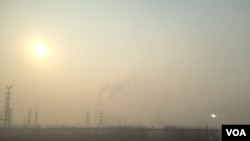 2016年元旦，雾霾中的北京郊外。（美国之音叶兵拍摄）