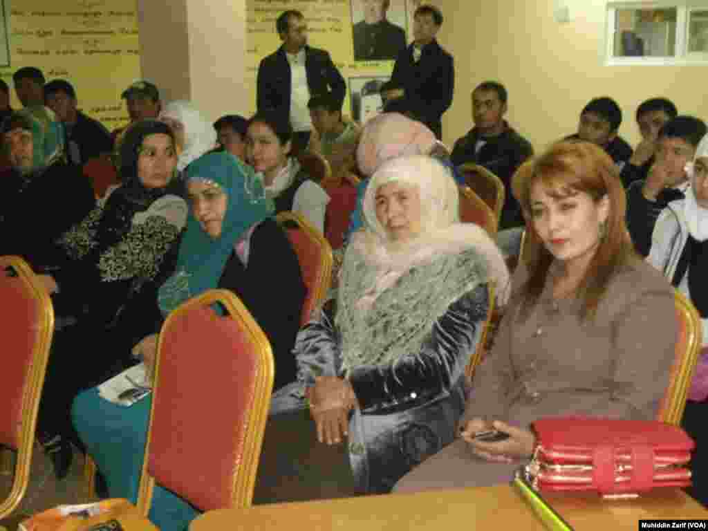 Shoirning muxlislari &nbsp;- turli avlod vakillari.