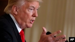 Le President Donald Trump parle a la Maison Blanche a Washington.