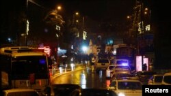 La police enquête sur les lieux de l'attentat, près de la boîte de nuit à Istanbul, le 1er janvier 2017.