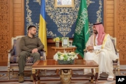 محمد بن سلمان، ولیعهد عربستان سعودی (راست) و ولودیمیر زلنسکی، رئیس جمهوری اوکراین، در نشست سران کشورهای عربی در جده - ۲۹ اردیبهشت ۱۴۰۲