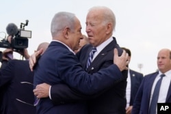 Presiden Joe Biden disambut Perdana Menteri Israel Benjamin Netanyahu setelah tiba di Bandara Internasional Ben Gurion, Rabu, 18 Oktober 2023, di Tel Aviv. (AP/Evan Vucci)