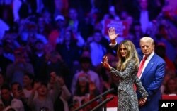 Mantan Presiden AS dan calon presiden dari Partai Republik Donald Trump dan istrinya, mantan Ibu Negara AS Melania Trump melambaikan tangan di Madison Square Garden di New York, 27 Oktober 2024. (Foto: AFP)