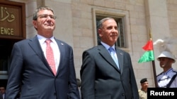 AQSh Mudofaa vaziri Eshton Karter (chapda) Iroq Mudofaa vaziri Xolid Ubaydiy bilan Bag'dodda ko'rishmoqda, 23-iyul, 2015-yil