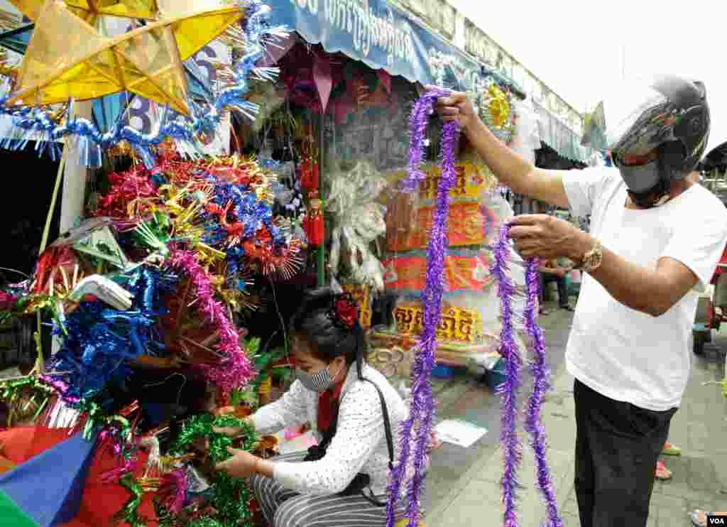 ទិដ្ឋភាព​ទូទៅ​នៃ​ការ​ត្រៀម​រៀបចំ​​​ពិធី​បុណ្យ​ចូលឆ្នាំ​ខ្មែរ​​របស់​ពលរដ្ឋ​កម្ពុជា​ រាជធានី​ភ្នំពេញ នៅថ្ងៃ​ទី​ ១៣ ខែ​មេសា​ ឆ្នាំ២០២០។ (ហ៊ាន​ សុជាតា​/VOA)