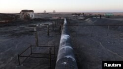 Pipa yang hancur terlihat di pelabuhan minyak Ras Lanuf, Libya, 11 Januari 2017.