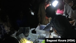 Session de dépouillement dans un bureau de vote à Boutal Bagar, un quartier périphérique de Ndjamena où des centaines de gens en colère n'ont pu voter par manque de bulletins de voter, à Ndjamena, Tchad, 10 avril 2016. VOA Afrique/Bagassi Koura