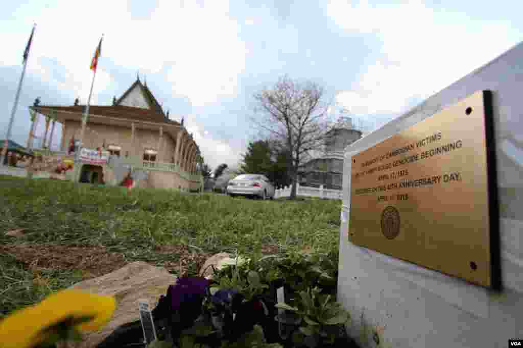 ផ្លាក​ក្បែរ​ដើម​ឈើ​ដែល​ត្រូវ​បាន​ដាំ​ថ្មី​មួយ​ដើម​នៅ​វត្ត​ពុទ្ធិការាម​នៅ​ក្រុង Silver Spring រដ្ឋ​ Maryland ដើម្បី​ប្រារព្ធ​ខួប​ទី​៤០​នៃ​ការ​ឡើង​កាន់កាប់​អំណាច​របស់​ខ្មែរ​ក្រហម​និង​ឧទ្ទិស​កុសល​ដល់​ជន​រង​គ្រោះ​ទាំង​អស់។ (សឹង សុផាត/VOA)