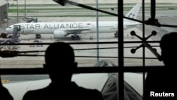 FILE - Pesawat Singapore Airlines untuk penerbangan SQ321 diparkir di landasan setelah pendaratan darurat di Bandara Internasional Suvarnabhumi.