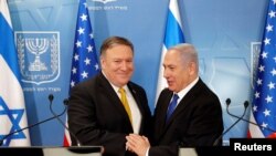 Perdana Menteri Israel Benjamin Netanyahu berjabat tangan dengan Menteri Luar Negeri AS Mike Pompeo di kantor Kementerian Pertahanan Israel di Tel Aviv, 29 April 2018.