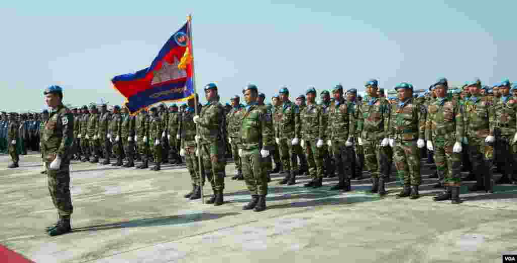 ​ទិដ្ឋភាព​ទូទៅ​ក្នុង​ពិធី​ជូនដំណើរ​កង​វិស្វកម្ម​លេ​ខ៥៩៤​ ទៅចូល​រួម​បេសក​កម្ម​រក្សា​សន្តិភាព​ក្រោម​ស្លាក​អង្គការ​សហ​ប្រជា​ជាតិ​ ​នៅ​សាធារណរដ្ឋ​អាហ្វ្រិក​កណ្តាល ​​កាល​ពី​ព្រឹក​ថ្ងៃ​សុក្រ​ ទី​០២ ខែ​ វិច្ឆិកា ឆ្នាំ២០១៨ ​នៅ​មូលដ្ឋាន​ទ័ព​អាកាស​ពោធិ៍​ចិន​តុង​ ​រាជធានី​ភ្នំពេញ ប្រទេស​កម្ពុជា។(ទុំ ម្លិះ/VOA)