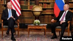 ប្រធានាធិបតី​សហរដ្ឋ​អាមេរិក លោក Joe Biden (ឆ្វេង) និង​ប្រធានាធិបតី​រុស្ស៊ី លោក Vladimir Putin ចូលរួម​ក្នុង​ជំនួប​មួយ​នៅ​ Villa La Grange ក្នុង​ទីក្រុង​ហ្សឺណែវ ប្រទេស​ស្វ៊ីស ថ្ងៃទី១៦ ខែមិថុនា ឆ្នាំ២០២១។