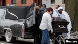 Para petugas Rumah Duka Jurek-Park Slope memasukkan peti jenazah di tengah wabah virus corona (COVID-19) di Brooklyn, New York, 8 April 2020. (Foto: Reuters)