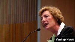 수잔 솔티 북한자유연합 대표가 지난 4월 한국 서울 국회 헌정기념관에서 열린 제10회 북한자유주간 개막식에서 인사말을 하고 있다.