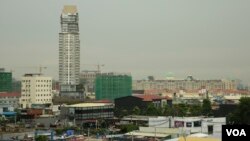 រូបឯកសារ៖ សំណង់​​អគារ​ខ្ពស់ៗ​ ​ក្នុង​ខណ្ឌ​ចម្ការមន​ រាជធានី​ភ្នំពេញ​​ នៅ​​ខែឧសភា​ ឆ្នាំ២០១៨។ ​(អូន ឆេងប៉រ/VOA) 
