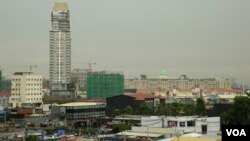 សំណង់​នៃ​អគារ​ខ្ពស់ៗ​កំពុង​រីក​ត្រដែត​ឡើង​ក្នុង​ខណ្ឌ​ចម្ការមន​ រាជធានី​ភ្នំពេញ​​ កាល​ពី​ខែឧសភា​ ឆ្នាំ២០១៨។ ​(អូន ឆេងប៉រ/VOA) 