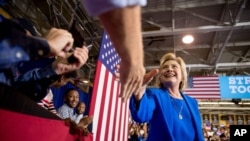 Kandidat presiden AS dari Partai Demokrat, Hillary Clinton, menyapa pendukungnya dalam kampanye di Johnson C. Smith University di Charlotte, North Carolina (8/9). (AP/Andrew Harnik)