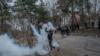 Seorang migran melemparkan tabung gas kembali ke arah polisi Yunani di zona penyangga perbatasan Turki-Yunani, dekat gerbang penyeberangan Pazarkule di Edirne, Turki, 4 Maret 2020. 