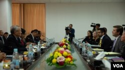 គណៈ​កម្មាធិការ​រៀបចំ​ការ​បោះ​ឆ្នោត​(គ.ជ.ប)​បាន​ជួប​ជាមួយ​នឹង​ក្រុម​អ្នក​ដឹកនាំ​នយោបាយ​វ័យ​ក្មេង​កាលពី​ថ្ងៃទី​០១ តុលា ឆ្នាំ​២០១៩​នៅ​ការិយាល័យ​គ.ជ.ប. រាជធានីភ្នំពេញ។ (ទុំ ម្លិះ/VOA)