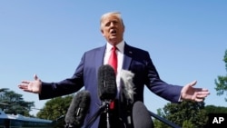 ប្រធានាធិបតី​អាមេរិក​លោក ដូណាល់ ត្រាំ ថ្លែង​ទៅ​កាន់​អ្នក​សារព័ត៌មាន នៅ​ពេល​លោក​ដើរ​ទៅ​កាន់​យន្តហោះ Marine One នៅ​សេតវិមាន កាលពី​ថ្ងៃទី១៧ ខែសីហា ឆ្នាំ២០២០។